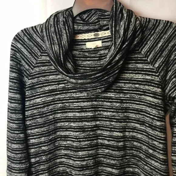 CUPIO WOM SZ LG COWL NECK  BLACK WHITE STRIPE TOP - Picture 3 of 9